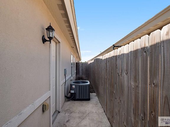 3rd image of 2100 W Taft St