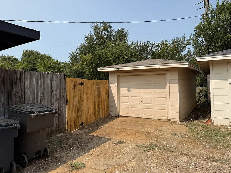 2504 Normont Cir — Photo 19