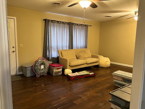 3rd image of 2706 Persimmon Dr