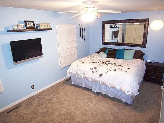Large master bedrm with spacious closets.