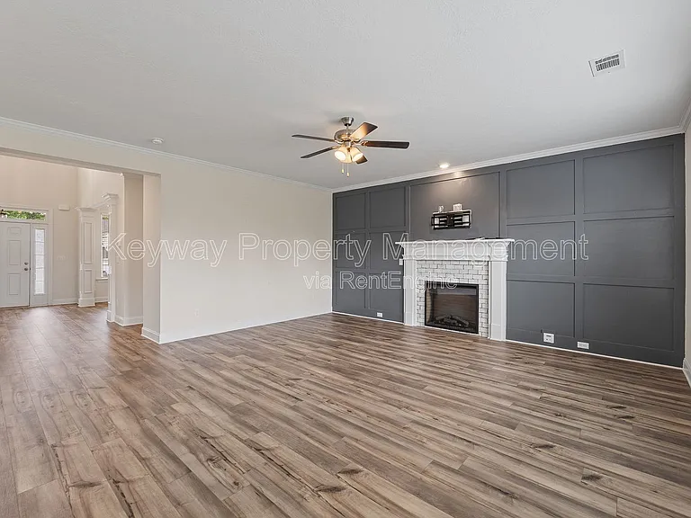 585 Hampton Dr — Photo 7