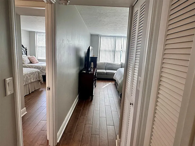 1147 Hillsboro Mile #214 — Photo 36