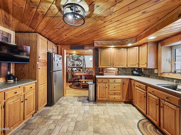 5th image of 624 River Rd