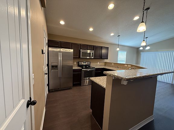 5th image of 233 Croft Cir