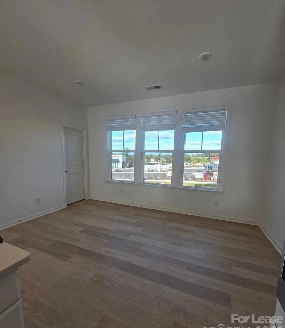 4 bed, 3.5 bath, $2,600 — Photo 2