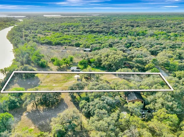 405 Camino Dr, Victoria, TX 77905