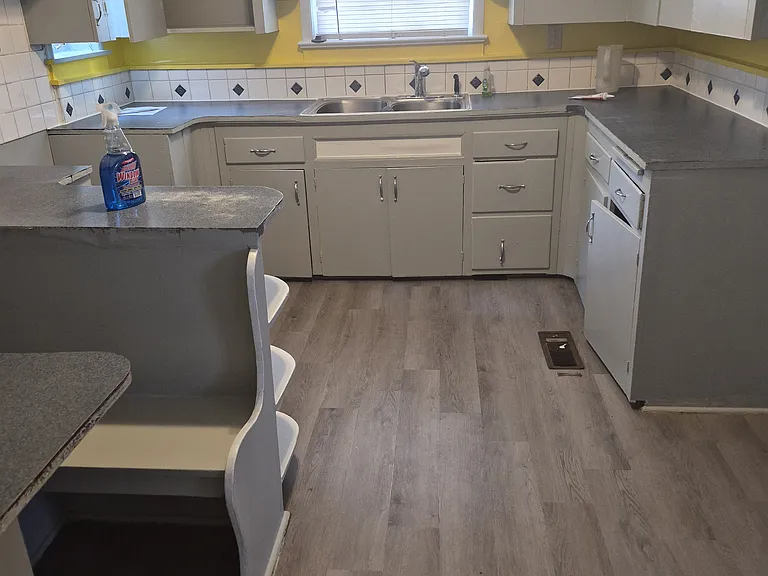 301 S Poplar St — Photo 5