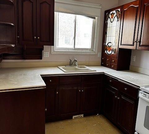 2nd image of 316 E Bluevale St N #37