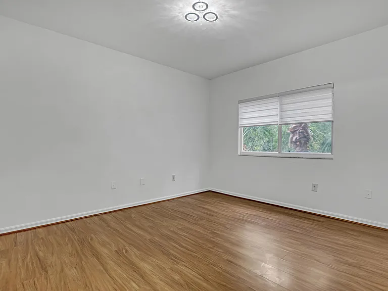 340 Crestwood Cir #302 — Photo 21