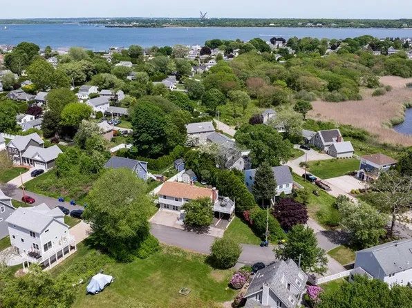 60 Brooklyn Rd, Narragansett, RI 02882