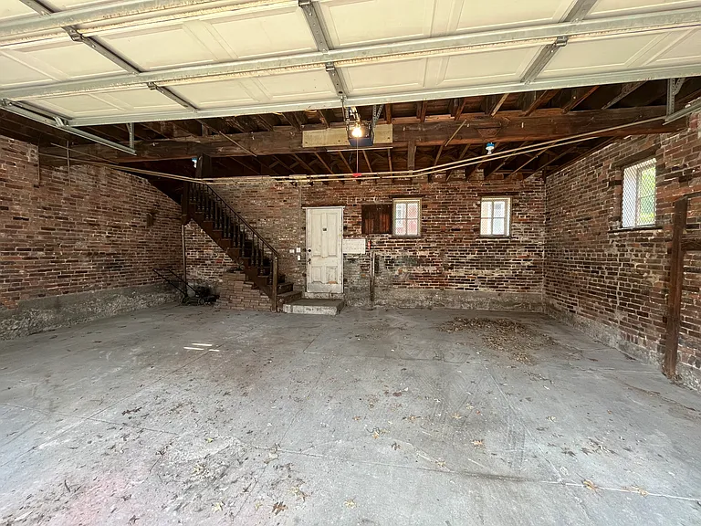2 car garage, shared with downstairs tenants. 1 spot available for extra charge. Lots of street parking otherwise.