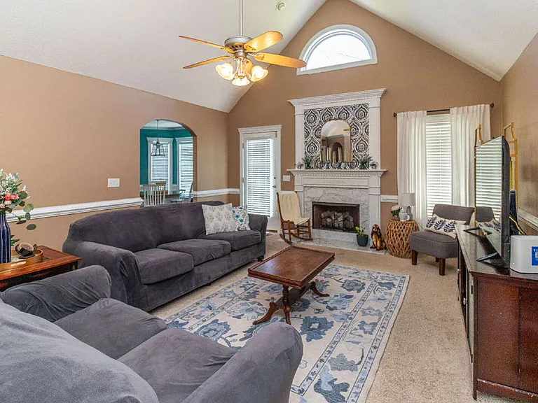 200 Ashworth Dr — Photo 8