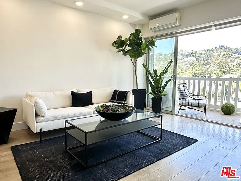 999 N Doheny Dr #904 — Photo 4
