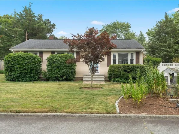 64 Deerfield Dr, Warwick, RI 02886