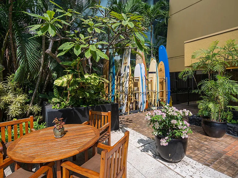 Kuhio Ave — Photo 18