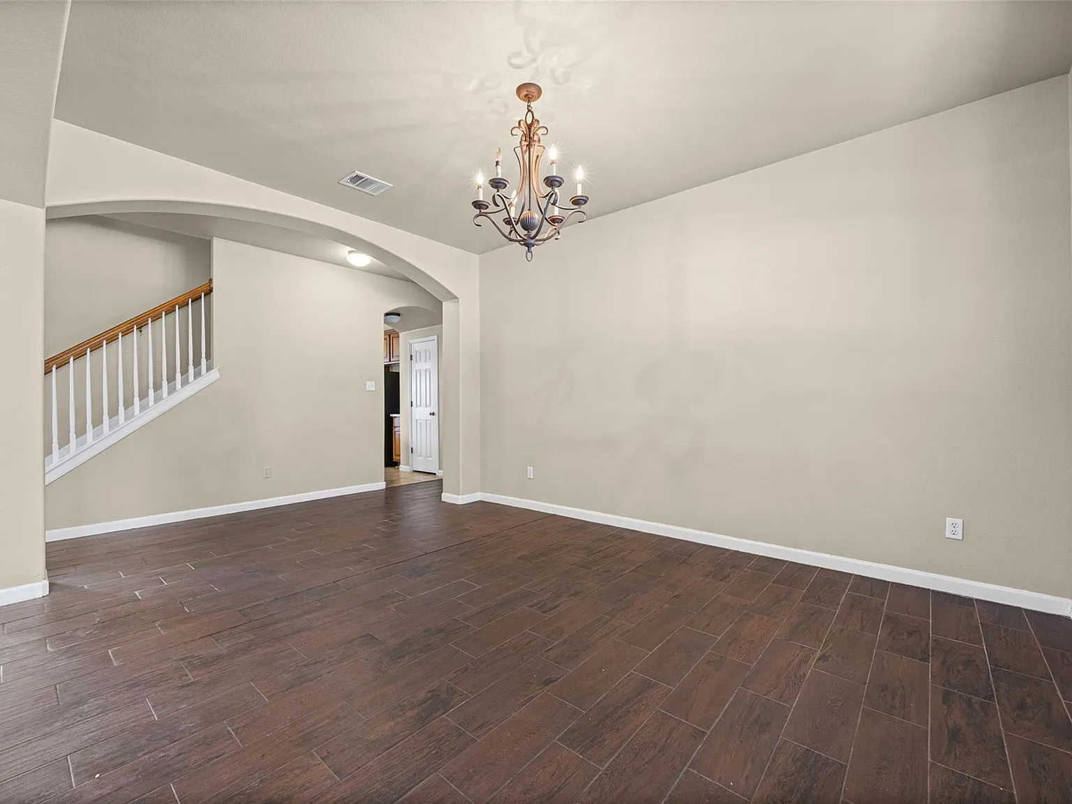 5 bed, 3.0 bath, 3684 sqft, $2,800 — Photo 4