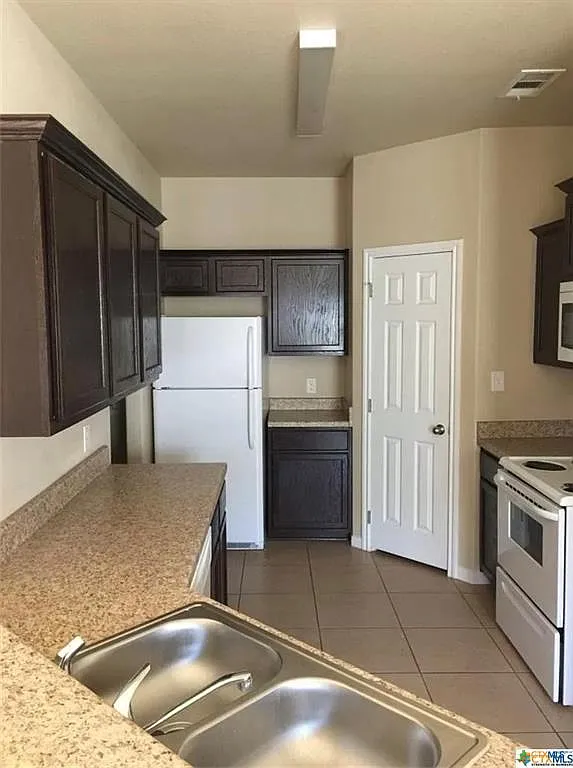 3 bed, 1204 sqft, $1,295 — Photo 4