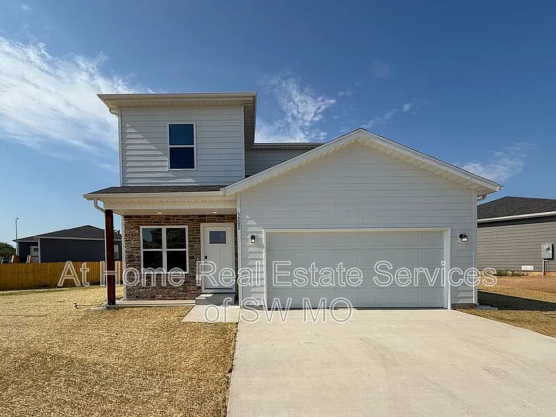 3 bed, 2.5 bath, $1,835 — Photo 1
