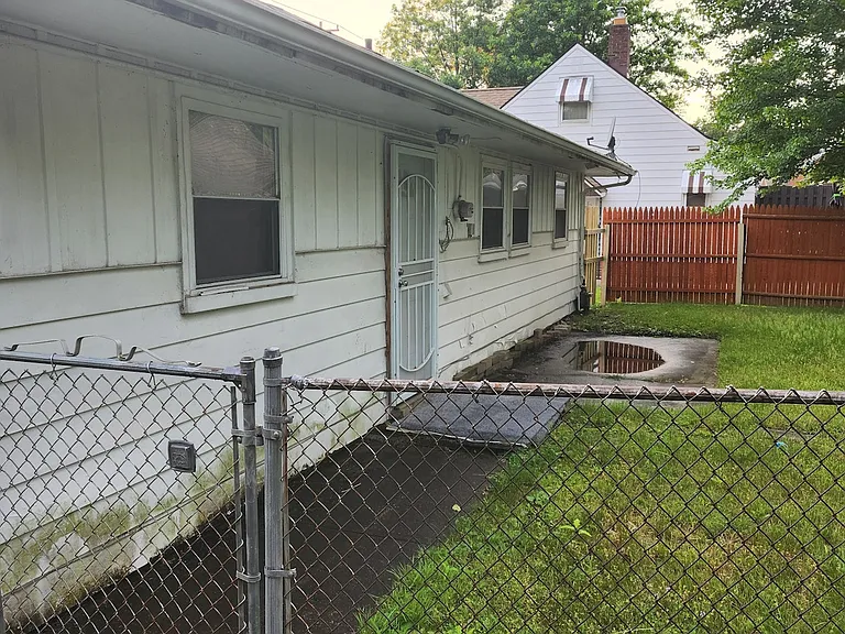 2291 Green Rd #1 — Photo 4
