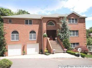 10 Saint James Pl, Staten Island, NY 10304