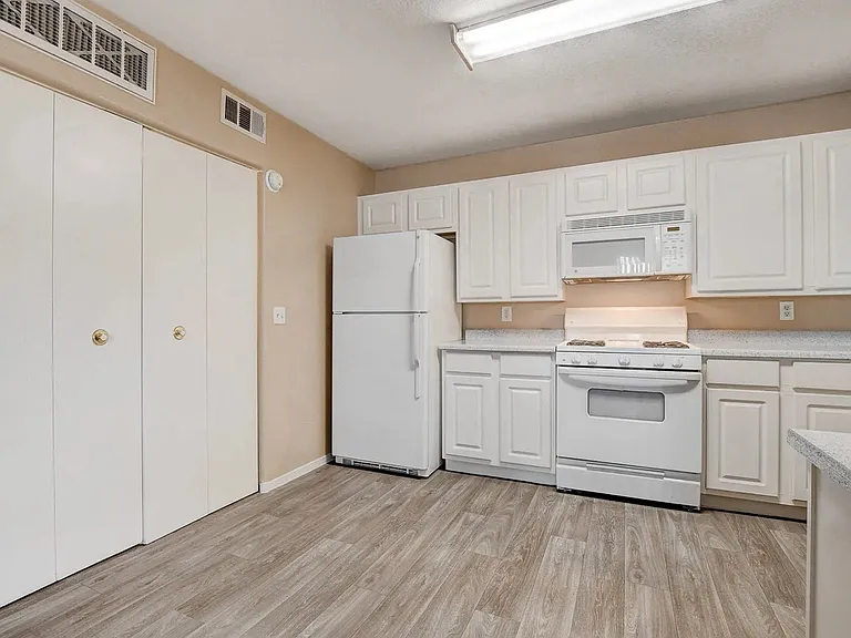 1220 Tree Line Dr — Photo 18