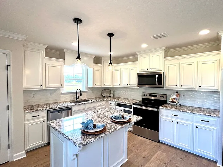 4024 Landings Cir — Photo 2