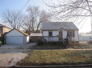 916 4th St, Perry, IA 50220