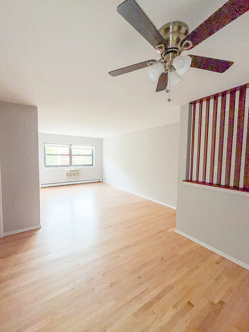 2828 N Cambridge Ave — Photo 3