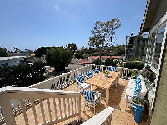 Beautiful Laguna Beach home with Pacific Ocean peek a boo views and 5 minutes to the sand. 2 bed, 2 bath, 2 car parking (1 garage)