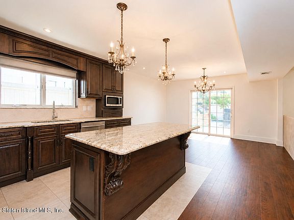 4th image of 16016 92nd St