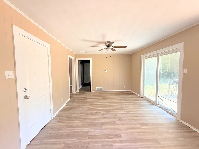 1336 Crestview Dr — Photo 3