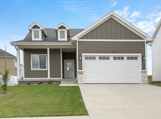 2905 Indigo Ln, Pella, IA 50219