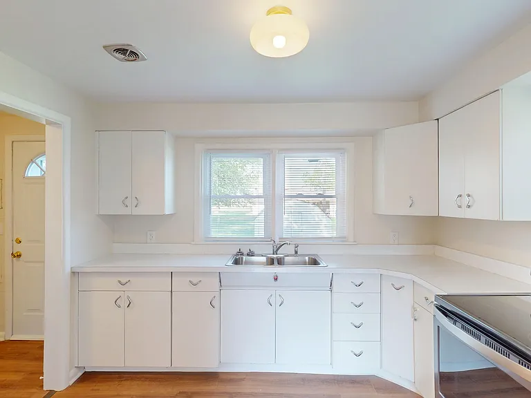 3906 S Poplar St — Photo 10
