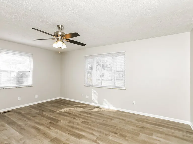 4623 N Richardt Ave — Photo 5