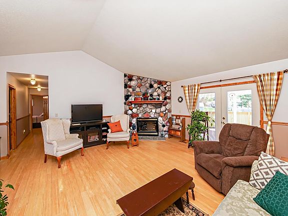 3rd image of 6555 Niagara Cir