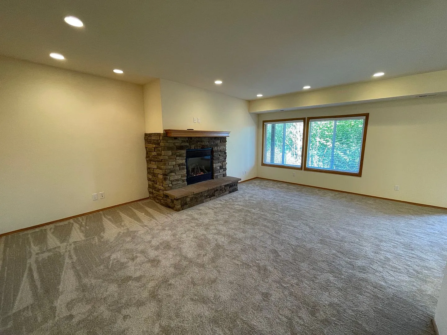 Spacious and Updated 2 Bedroom plus den Apartment — Photo 4