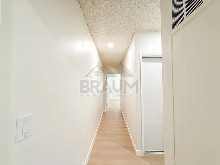 Villa East at Oxnard St. — Photo 11