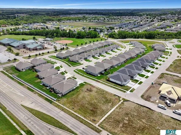 8521 Regent Ct, Lincoln, NE 68507