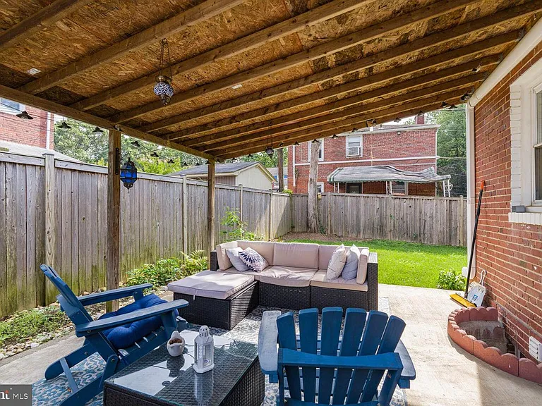 2422 S Oakland St — Photo 12