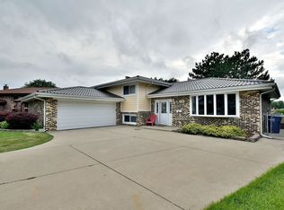 558 N Du Page Ct, Addison, IL 60101