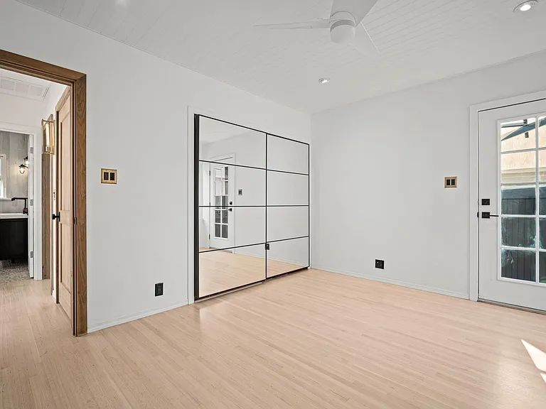 2256 Wellesley Ave — Photo 25