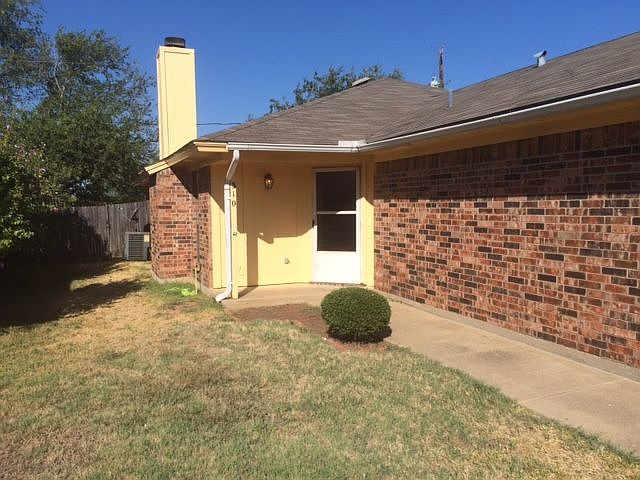 1st image of 310 Briar Cir W