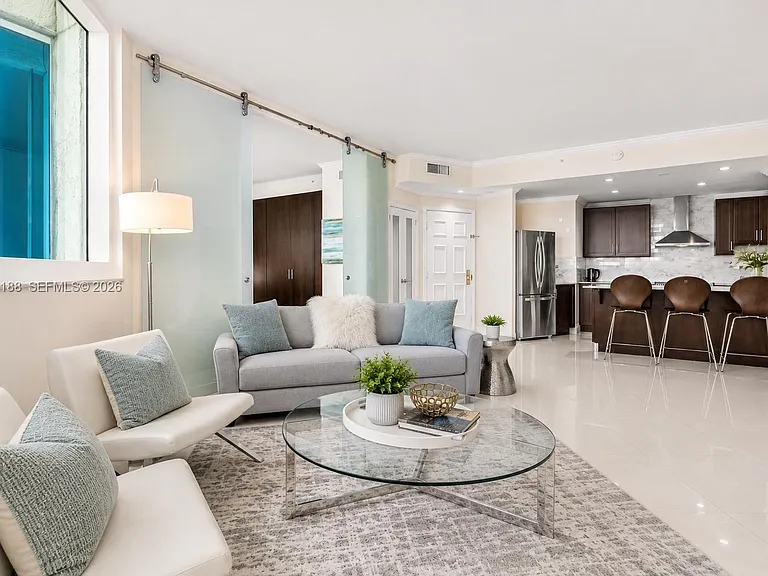 300 S Pointe Dr #706 — Photo 3