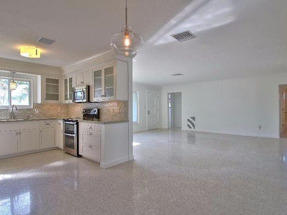 2nd image of 826 NW 5th Ave #826