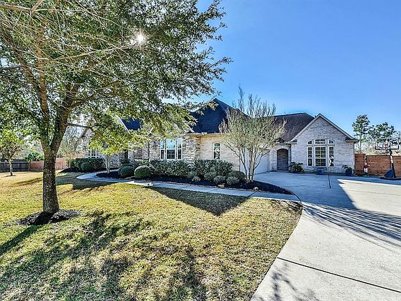 Wide driveway to the 3-car garage