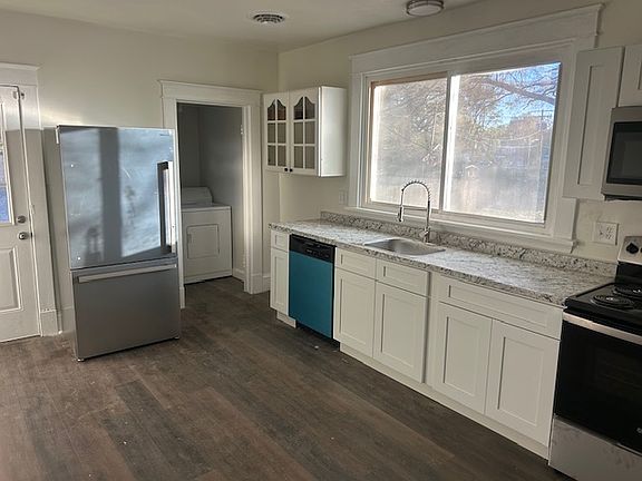 5th image of 3080 Logandale Ave