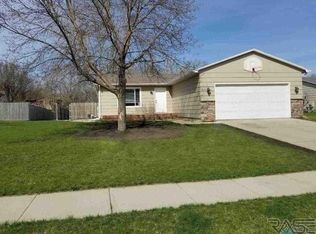 1119 N Homestead Cir, Sioux Falls, SD 57103