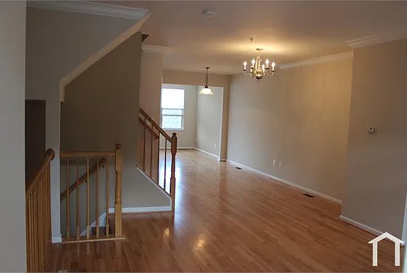 906 E Lombard St — Photo 8