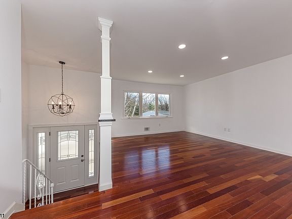 4th image of 90 Peddlers Ln