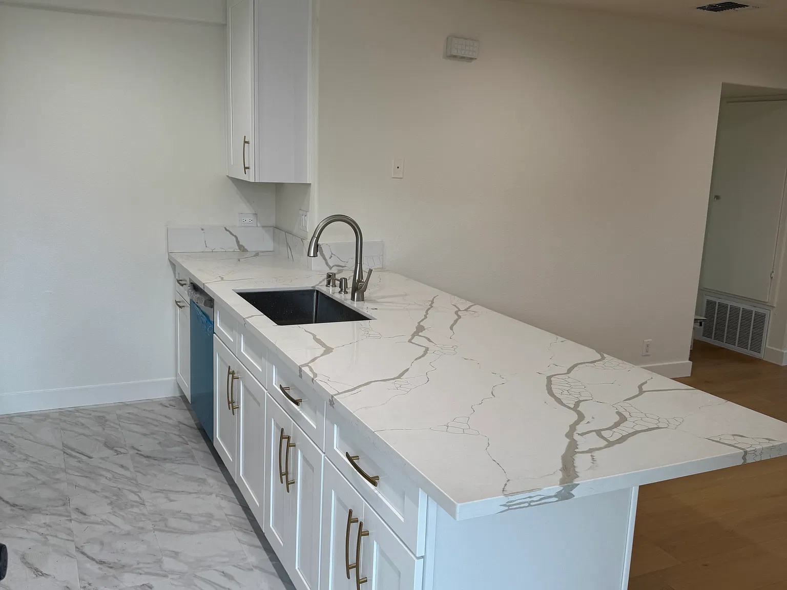 2 bed, 1112 sqft, $3,400 — Photo 2